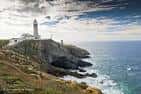 Faro de Cabo Mayor en Santander sobre acantilados rocosos en un día soleado