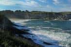 Vista de la costa de Santander con olas rompiendo en las rocas