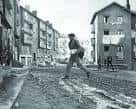 Fotografía histórica en blanco y negro de una calle de Altza con edificios de viviendas