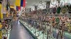 Interior de la sala de exposiciones del museo con bicicletas históricas y memorabilia