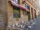 Exterior de la Taberna El Parral mostrando la terraza en la calle