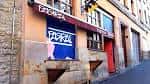 Fachada de Parral Taberna en Vitoria-Gasteiz con la calle en pendiente