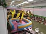 Vista general del pabellón interior con múltiples estructuras hinchables para juegos de Humor Amarillo