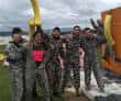 Grupo de participantes posando al aire libre con ropa de actividad