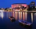Vista nocturna del Estadio San Mamés iluminado reflejado en la Ría de Bilbao