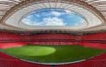 Panorama interior del campo de fútbol y las gradas rojas del Estadio San Mamés