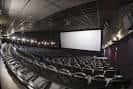 Interior de una sala de cine Cinesa con gran pantalla y butacas