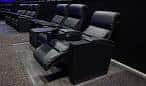 Primer plano de las butacas reclinables premium (LUXE) del cine