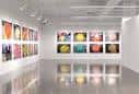 Interior de una sala de exposiciones moderna en Artegunea con obras de arte en las paredes