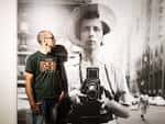 Visitante observando una gran fotografía de Vivian Maier en la sala de exposiciones
