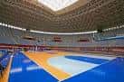 Interior del Donostia Arena mostrando la cancha deportiva y la estructura del techo.