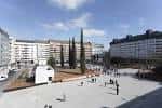 Vista general de la Plaza Santa Bárbara reformada con cipreses y edificios circundantes