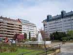 Fuente central y zona ajardinada de la Plaza Santa Bárbara rodeada de edificios residenciales