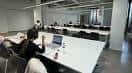 Amplia sala de estudio o reuniones con mesas largas y diseño moderno
