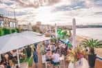 Terraza exterior del balneario acondicionada para un evento social al atardecer
