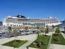 Vista del Muelle de Trasatlánticos con un crucero atracado y zona peatonal ajardinada