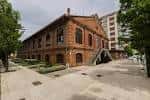Vista exterior del edificio histórico de ladrillo visto y arquitectura industrial