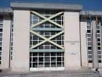 Fachada principal del instituto con grandes ventanales y estructura metálica