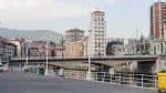 Vista del paseo peatonal del Muelle del Arenal junto a la ría de Bilbao