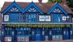 Fachada exterior de The Railway Inn con su característica arquitectura en color azul