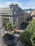Vista en perspectiva de un edificio monumental en la Alameda de Mazarredo