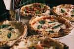 Variedad de pizzas napolitanas artesanales recién horneadas