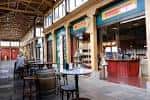 Zona de restauración y mesas en el interior del recinto para eventos y gastronomía