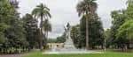 Monumento ornamental rodeado de palmeras y vegetación frondosa