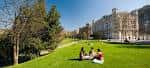 Pradera de césped con vistas a la arquitectura clásica de la ciudad