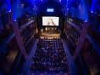 Vista interior del auditorio de Bilborock con público asistiendo a un evento bajo iluminación ambiental azul