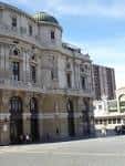 Perspectiva lateral del teatro desde la Plaza Arriaga