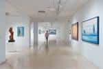 Interior de la sala de exposiciones con obras de arte y amplios espacios diáfanos