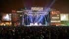 Escenario principal iluminado durante un festival de música multitudinario en el recinto de Mendizabala