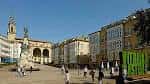 Plaza de la Virgen Blanca con la icónica escultura vegetal de Vitoria-Gasteiz