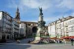 Vista panorámica de la Plaza de la Virgen Blanca con el monumento a la Batalla de Vitoria e Iglesia de San Miguel