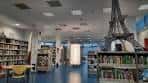 Sala de consulta de la biblioteca con amplias estanterías y elementos decorativos