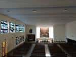 Interior de la iglesia con vista de la nave y las vidrieras