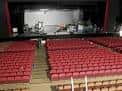 Vista del escenario y las primeras filas de asientos