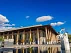 Vista panorámica exterior del Auditorio de Zaragoza con el estanque en primer plano