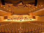 Interior de la sala de conciertos principal con el escenario preparado para una orquesta