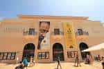 Vista frontal de la fachada del Cine Albéniz con cartelería de eventos