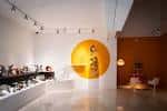 Interior de una sala de exposiciones diáfana con iluminación técnica y paredes blancas