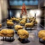 Interior de una de las salas de exposición con instalaciones de arte contemporáneo