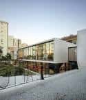 Fachada acristalada y diseño contemporáneo de la biblioteca en su entorno urbano