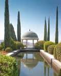 Templete de estilo clásico con estanque y cipreses en el Jardín Botánico La Concepción