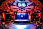Vista panorámica del escenario principal con iluminación profesional y techo abovedado