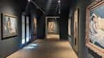 Galería de exposición con retratos al óleo y techos de madera
