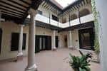 Patio interior porticado con columnas de mármol y arquitectura tradicional