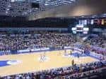 Panorámica interior del pabellón durante un evento deportivo con las gradas completas