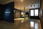 Interior de la sala de exposiciones con iluminación moderna y techos altos